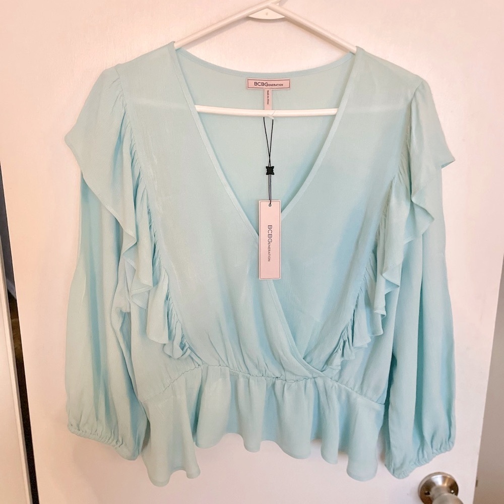 BCBGeneration Flutter Lightweight V-Neck Blouse - Size M - Picture 3 of 10